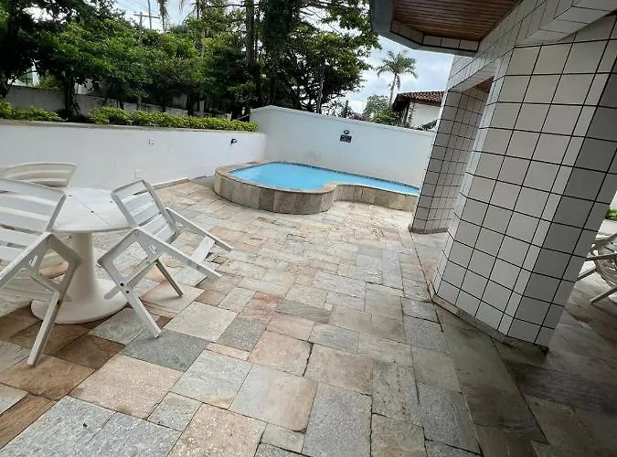 Apartamento no Guarujá Enseada a beira mar, ótima localidade e com ar condicionado